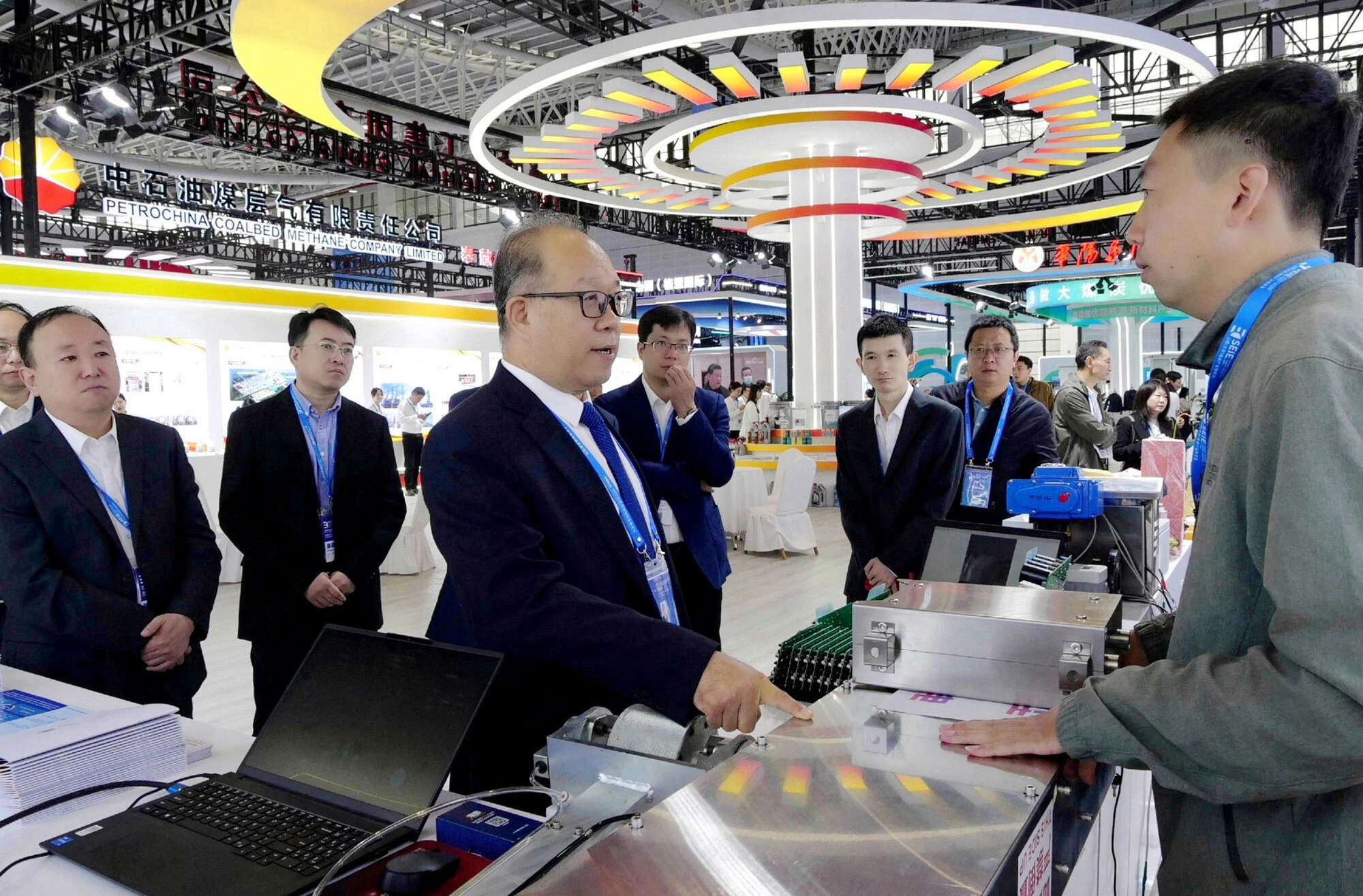 潞安化工集團參加2025年山西（太原）能源產(chǎn)業(yè)博覽會 王志清巡視潞安化工集團展廳